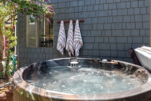Outdoor spa tub - Midcentury Modern, Pet Friendly, Hot Tub! (Monte Rio)