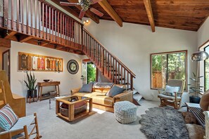 Smart TV, fireplace, offices, computer monitors - Midcentury Modern, Pet Friendly, Hot Tub! (Monte Rio)