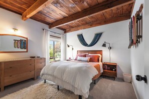 3 bedrooms, desk, iron/ironing board, travel crib - Midcentury Modern, Pet Friendly, Hot Tub! (Monte Rio)