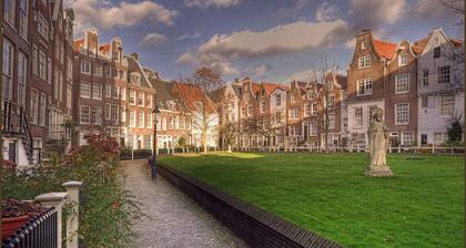 Houseboat in the heart of Amsterdam
