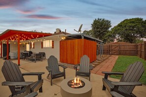 Terrace/patio - 5BR Near AT&T Stadium | Pool, Hot Tub, Mini Golf (DeSoto)