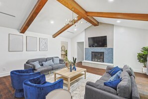 Fernseher, Kamin, Arbeitsbereiche