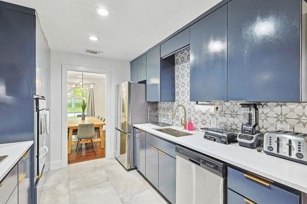 Refrigerador, microondas, horno y parrilla de estufa 