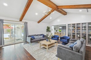 Televisión, chimenea y oficina 