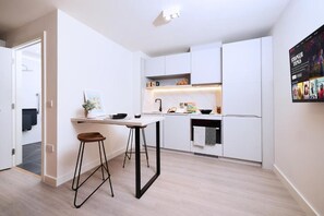 Desk, laptop workspace, free WiFi, bed sheets - JOIVY Aparthotel at Vita Iona Street - Adults Only. (Edinburgh)