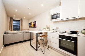 書桌、筆電工作空間、免費無線上網、床單