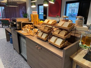 Traditional Room | Breakfast area - JOIVY Aparthotel at Vita Iona Street - Adults Only. (Edinburgh)