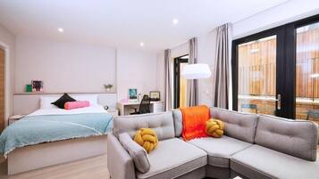 Escritorio, espacio para trabajar con laptop y wifi gratis