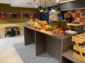 Breakfast area - JOIVY Aparthotel at Vita Iona Street - Adults Only. (Edinburgh)