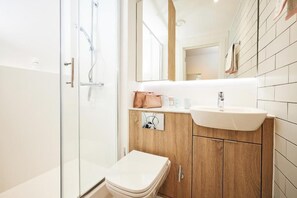 Standard Room | Bathroom - JOIVY Aparthotel at Vita Iona Street - Adults Only. (Edinburgh)