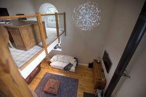 Smart-TV, peis, DVD-spiller og bøker