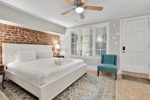 1 habitación, tabla de planchar con plancha, wifi gratis y ropa de cama