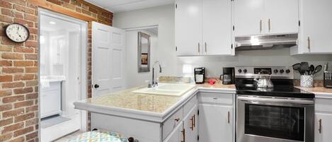 Køleskab, mikrobølgeovn, ovn, kogeplade