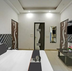 1 bedroom, in-room safe, desk, laptop workspace - Hotel Osho Inn (New Delhi)