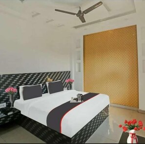 1 室のベッドルーム、セーフティボックス (室内)、デスク、ノートパソコン用作業スペース