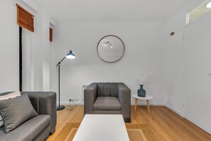 Leilighet – superior, 1 soverom, ikke-røyk, tekjøkken | Oppholdsområde | En 40-tommers TV med Parabol-TV