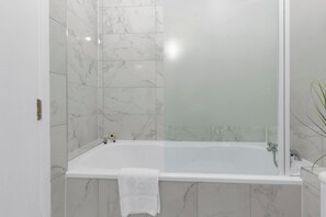 Leilighet – superior, 1 soverom, ikke-røyk, tekjøkken | Bad | Håndklær, såpe, sjampo og toalettpapir