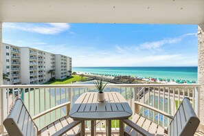 Outdoor dining - Newly renovated Coastal Elegant Gulf Front Condo, Includes FREE Bch Srv (406) (Destin)