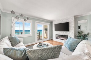 Smart TV, fireplace, DVD player - Newly renovated Coastal Elegant Gulf Front Condo, Includes FREE Bch Srv (406) (Destin)