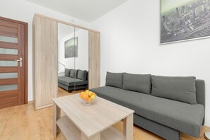 2 camere, con arredamento individuale, una scrivania, postazione laptop