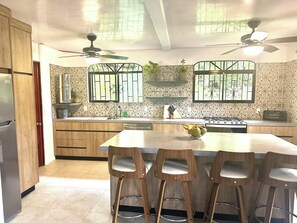 Kjøleskap, mikrobølgeovn, ovn og kokeplater