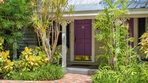 A house with a purple door, surrounded by lush greenery and a brick pathway. - Old Town Key West suite w/ pool & pet-friendly (Key West)