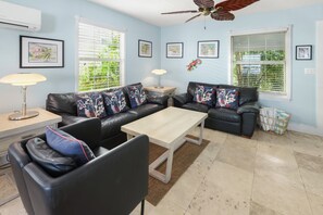 TV, DVD player - Orchid Suite on Center St - 1/2 block from Duval Sleeps 4 (Key West)