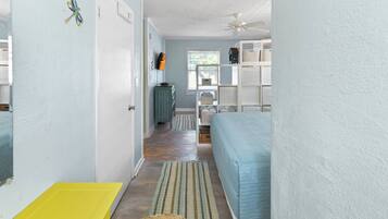 1 多间卧室、熨斗/熨衣板、上网接入、床单