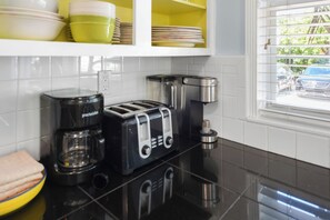 Een koelkast, een microgolfoven, een oven, een kookplaat