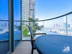 Balcony - Cozy Beachfront 2B & Balcony in Marina Vista (Dubai)