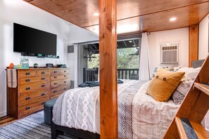 Tabla de planchar con plancha, wifi gratis y ropa de cama 