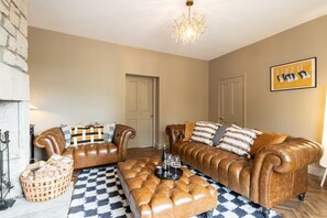 Televisión, chimenea, reproductor de DVD y oficina 