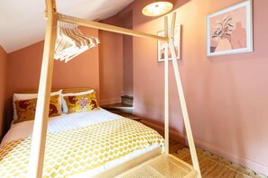 3 bedrooms, desk, iron/ironing board, free WiFi