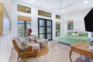 1 bedroom, desk, WiFi, bed sheets - Ali Oti at Wild Candy Farm (Wimberley)