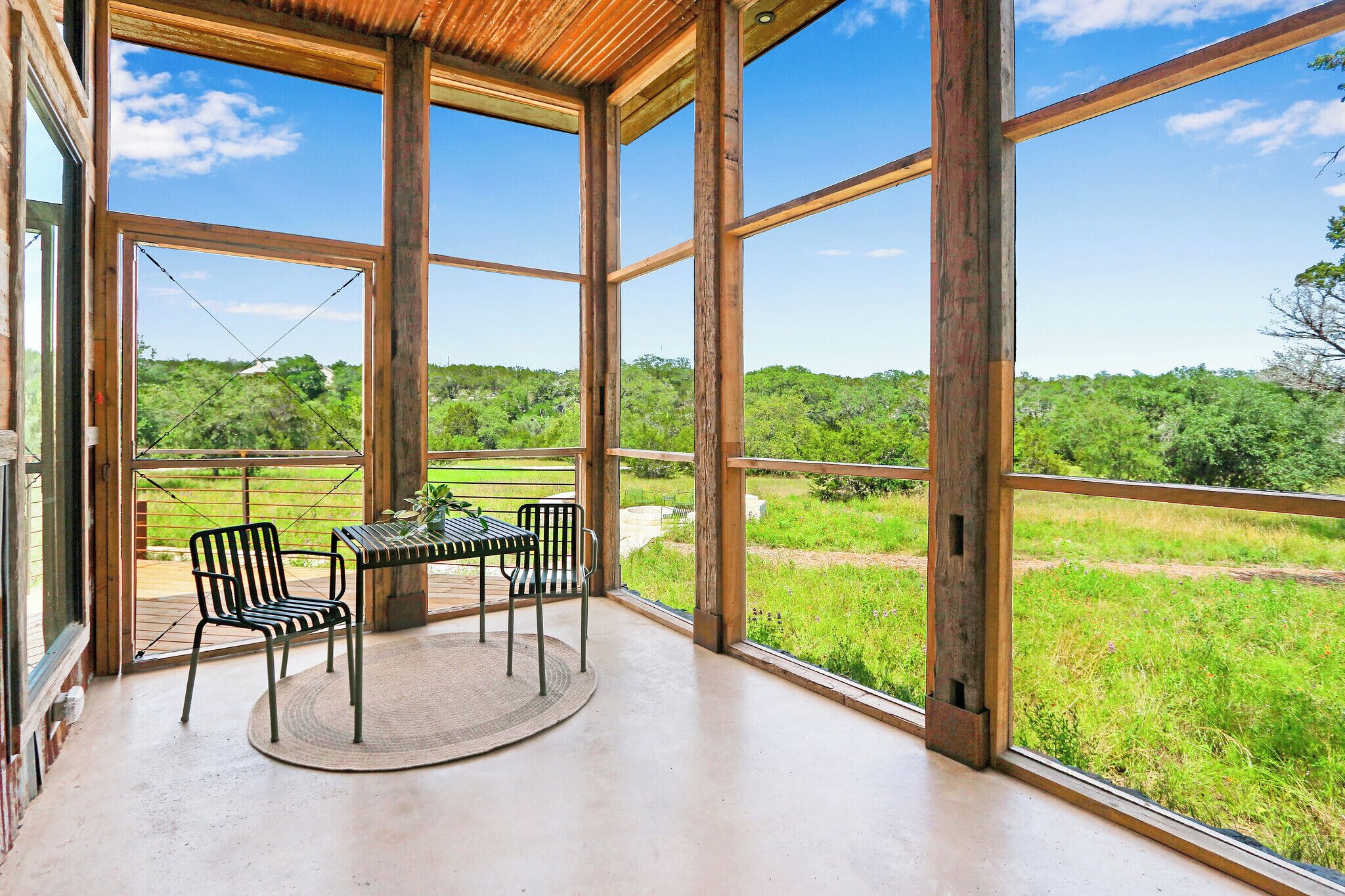 المنشأة من الداخل