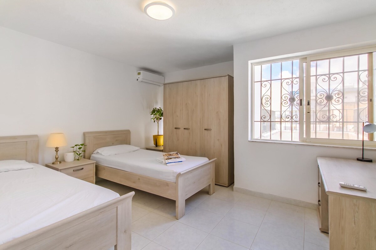 Phòng Tiêu chuẩn, 1 phòng ngủ, lò vi sóng (SwieqiStay Room8 private bath -) | 1 phòng ngủ, khu vực làm việc phù hợp cho laptop 