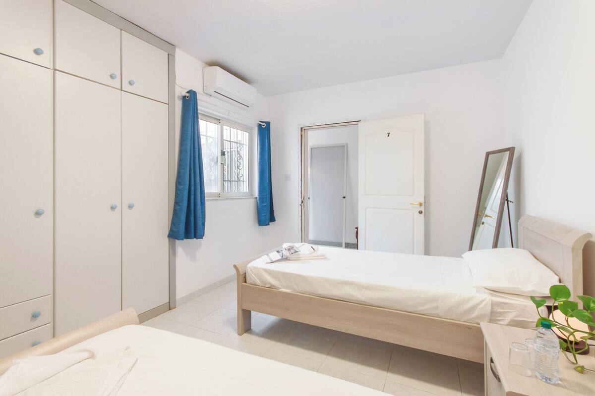 Standard Room, 1 Bedroom, Microwave (SwieqiStay room5 shared bath -) | 1 bedroom, laptop workspace