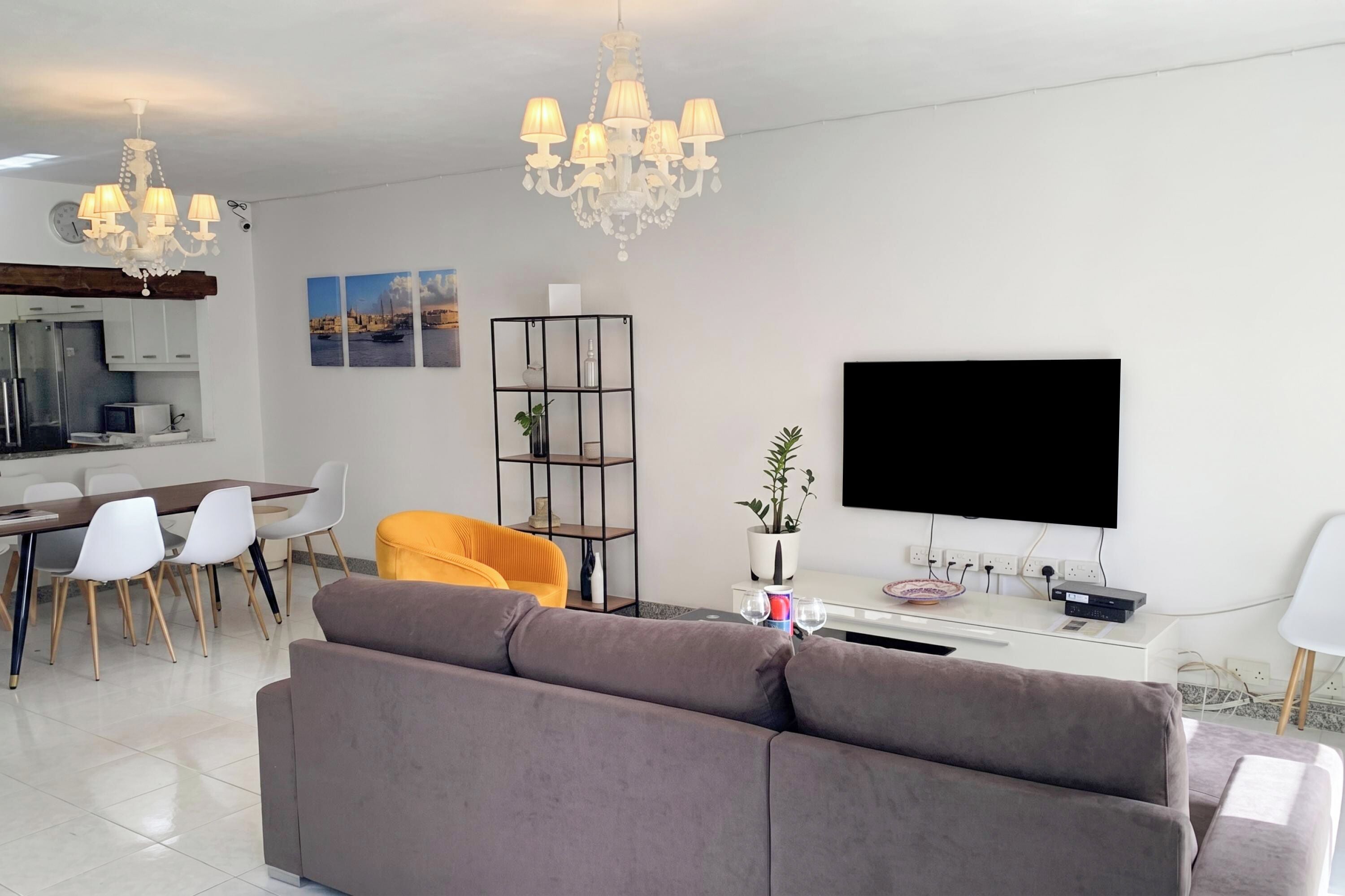 Standardværelse - 1 soveværelse - mikrobølgeovn (SwieqiStay room6 private bath -) | Opholdsområde | Fladskærms-tv