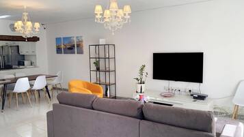Standardværelse - 1 soveværelse - mikrobølgeovn (SwieqiStay room6 private bath -) | Opholdsområde | Fladskærms-tv