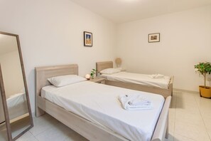 Standard Room, Multiple Bedrooms (SwieqiStay room5 shared bath -) | 1 bedroom, laptop workspace, free WiFi, bed sheets - SwieqiStay room5 shared bath - Paceville (Swieqi)