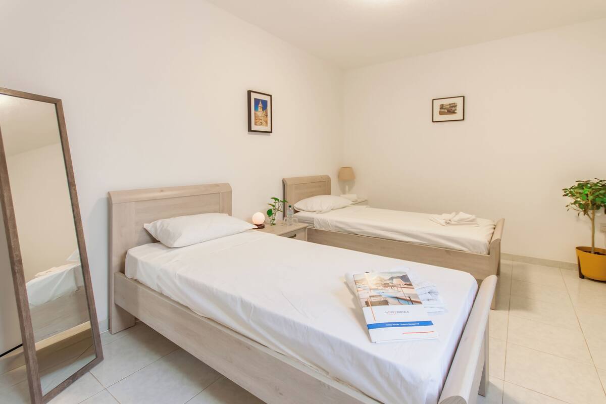 Standard-huone, useita makuuhuoneita (SwieqiStay room5 shared bath -) | 1 makuuhuone, kannettavalle tietokoneelle sopiva työtila, ilmainen Wi-Fi