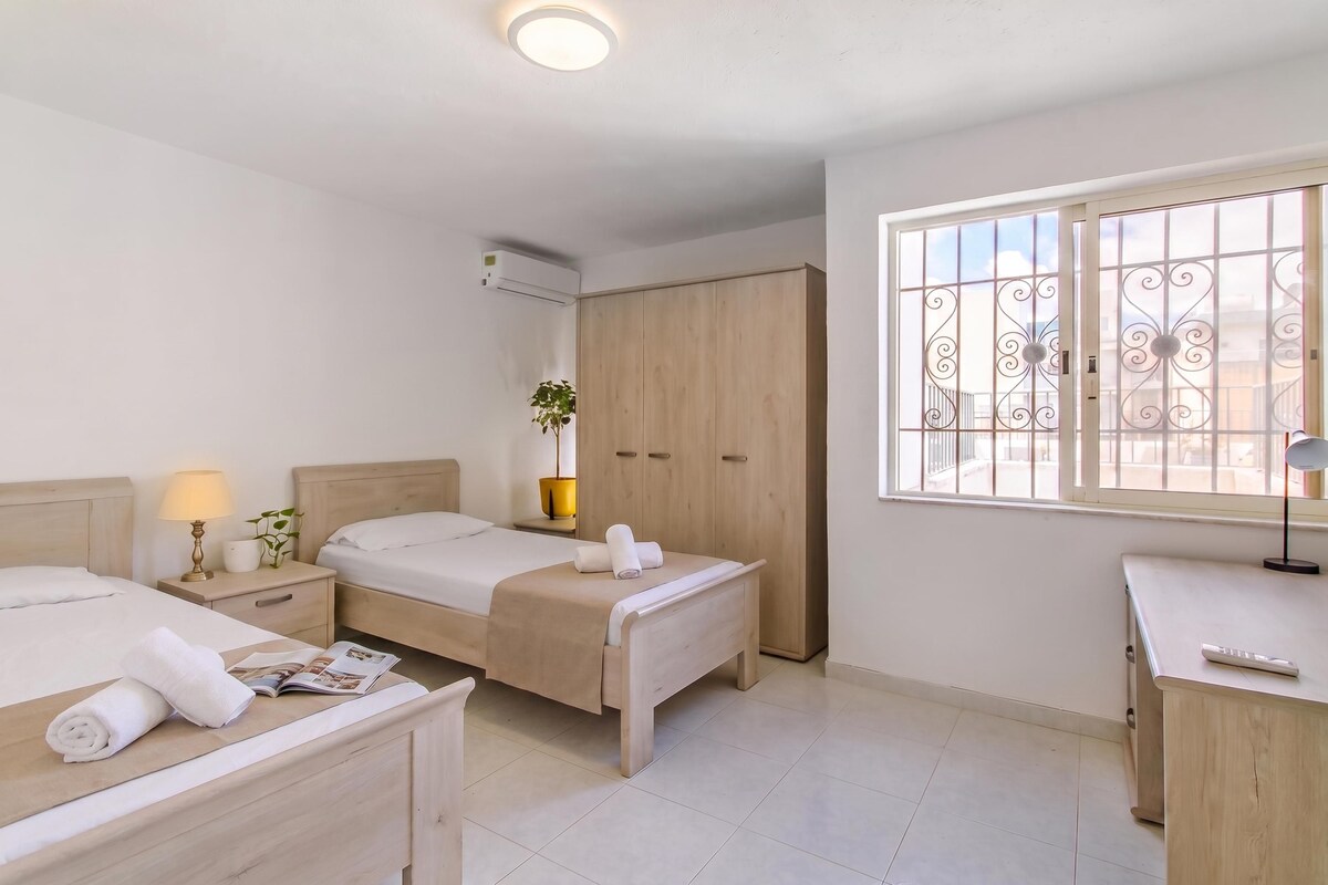 Standard Room, 1 Bedroom, Microwave (SwieqiStay Room8 private bath -) | 1 bedroom, laptop workspace