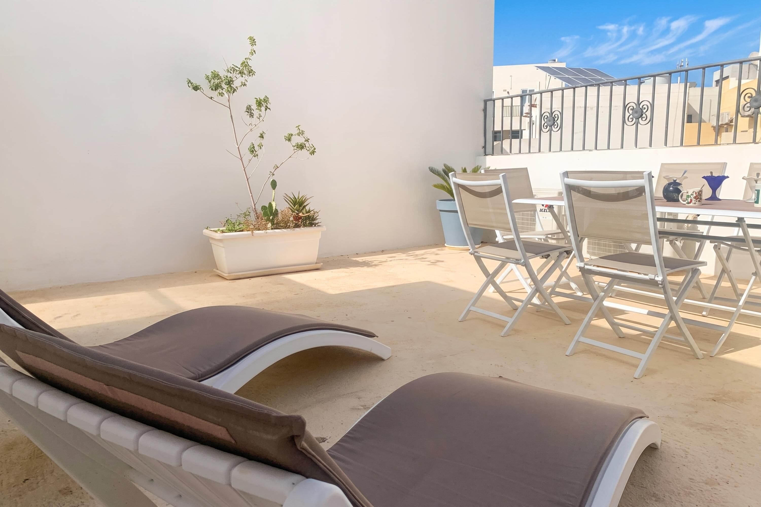 Standard Room, 1 Bedroom, Microwave (SwieqiStay room6 private bath -) | Outdoor dining