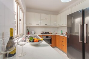 Frigorífico, microondas, horno y placa de cocina