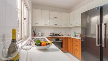 Geladeira, micro-ondas, fogão, cooktop