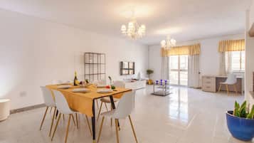 Quarto standard, 1 quarto, sacada (SwieqiStay room6 private bath -) | Opções para refeição