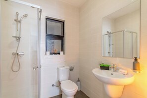 ห้องสแตนดาร์ด, หลายห้องนอน (SwieqiStay room6 private bath -) | ห้องน้ำ | ฝักบัวในอ่างอาบน้ำ, ผ้าเช็ดตัว, สบู่, ยาสระผม