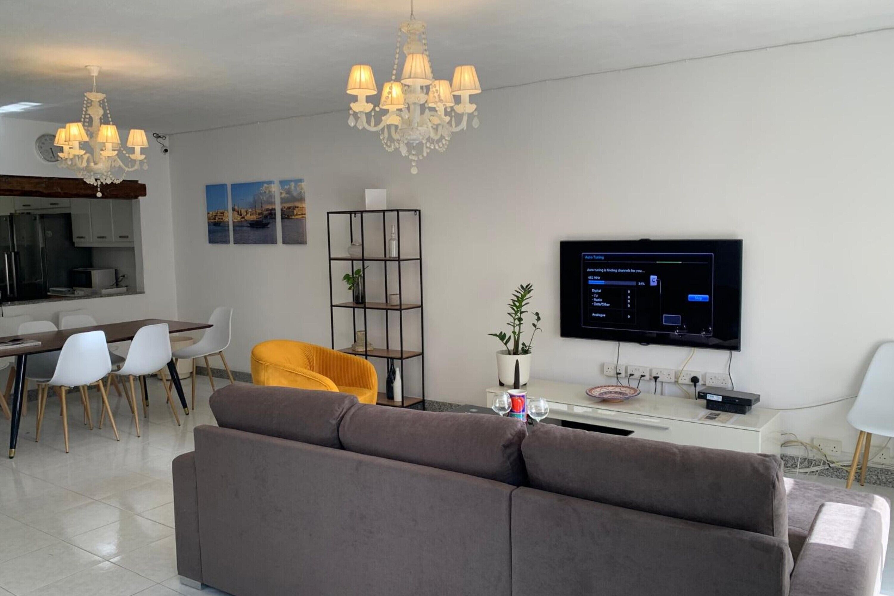 Standardrum - flera sovrum (SwieqiStay room6 private bath -) | Vardagsrum | 21-tums platt-tv med digitalkanaler