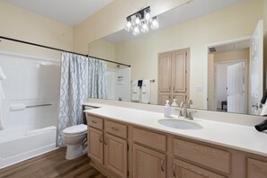 Douche, séchoir à cheveux, serviettes fournies, shampooing