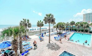 Innendørsbasseng og et oppvarmet basseng